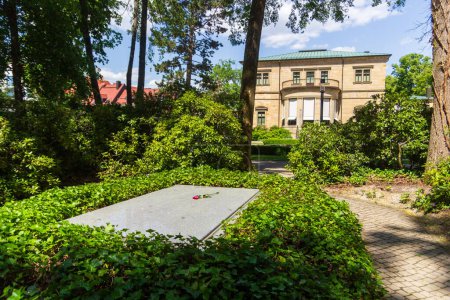 Tombe de Richard Wagner avec rose rouge et arrière de la villa Wahnfried à Bayreuth, Bavière, Allemagne