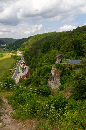 Burgruine Wolfsberg und Hügellandschaft mit Straße bei Obertrubach in der Fränkischen Schweiz