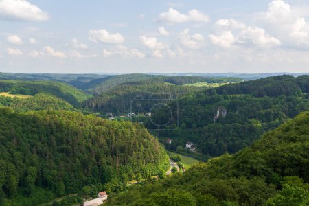 Panoramablick auf Hügel und Wald der Fränkischen Schweiz mit Bäumen von der Burg Gößweinstein in Bayern aus gesehen
