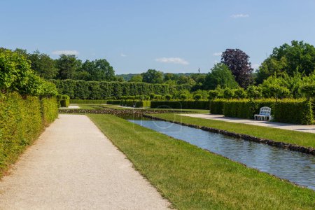 Historischer Park mit Garten und Kanal im Eremitage Museum in Bayreuth, Bayern, Deutschland