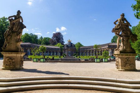 Neues Schloss (Sonnentempel) mit Wasserbecken Obere Grotte und Statuen im Park im Eremitage Museum in Bayreuth, Bayern, Deutschland