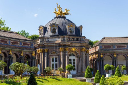 Neues Schloss (Sonnentempel) mit Statuen im Park im Eremitage Museum in Bayreuth, Bayern, Deutschland