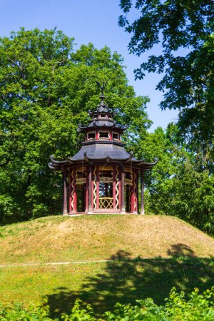 Hügel Schneckenberg mit chinesischem Pavillon im Park des Eremitage-Museums in Bayreuth, Bayern, Deutschland