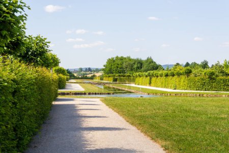 Historischer Park mit Garten und Kanal im Eremitage Museum in Bayreuth, Bayern, Deutschland