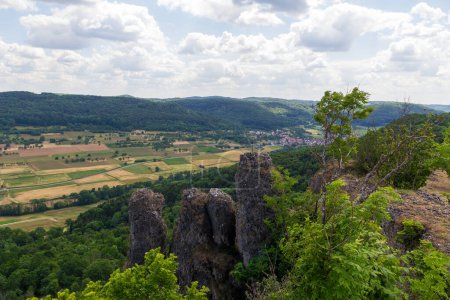 Berg- und Felsenpanorama vom Walberla in der Fränkischen Schweiz, Deutschland