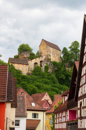 Burg Pottenstein und Häuser in der Fränkischen Schweiz, Deutschland