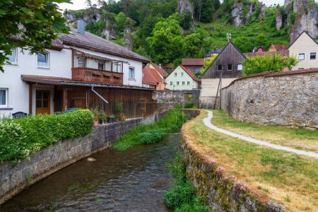 Kleiner Kanal und Häuser in Pottenstein, Fränkische Schweiz, Deutschland