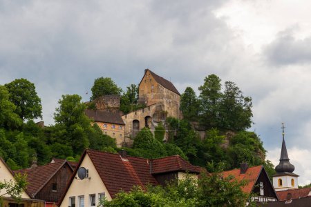 Burg Pottenstein und Häuser in der Fränkischen Schweiz, Deutschland
