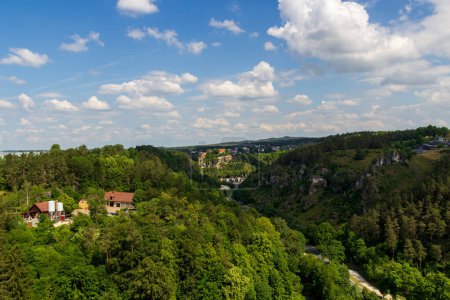 Panorama de colline avec château Pottenstein en Suisse Franconienne, Allemagne