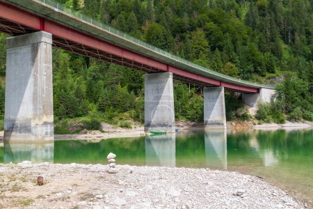 Faller-Klamm-Brücke mit Sylvensteinsee und Alpenpanorama in Bayern