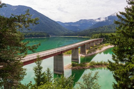 Faller-Klamm-Brücke mit Sylvensteinsee und Alpenpanorama in Bayern