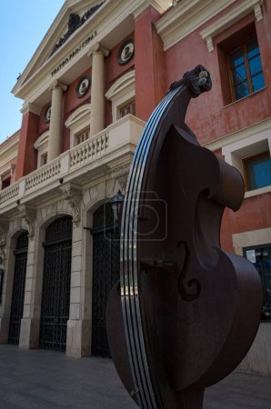 Foto de Fachada del teatro principal de Castellón de la Plana con la escultura de un violonchelo en la entrada, España - Imagen libre de derechos