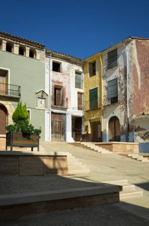 Téléchargez les photos : Maisons anciennes colorées dans les rues d'Onda, Castellon, Espagne - en image libre de droit