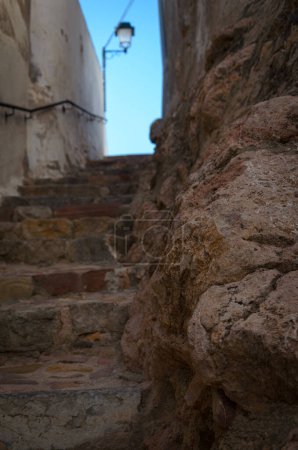 Téléchargez les photos : Rue étroite avec escaliers et un lampadaire sur le ciel bleu en arrière-plan, Onda, Castellon, Espagne - en image libre de droit