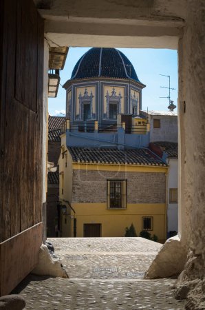 Téléchargez les photos : Dôme carrelé de l'église paroissiale Notre-Dame de l'Assomption à travers un porche, Onda, Castellon, Espagne - en image libre de droit
