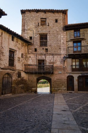 Portal de la Cabra ist eines der Tore der alten Mauer von Mora de Rubielos, Teruel, Spanien, Europa