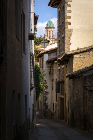 Rubielos de Mora rue avec le dôme de l'église de l'ancien couvent du Carmel se démarquant parmi les maisons, Teruel, Espagne, Europe