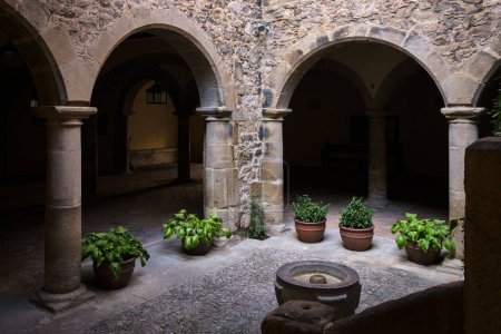 Innenhof der Stadtverwaltung Rubielos de Mora mit einem Zierbrunnen im Zentrum, Teruel, Spanien, Europa