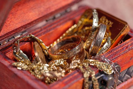 Téléchargez les photos : Bijoux en or et pièces d'or dans le cercueil en bois - en image libre de droit