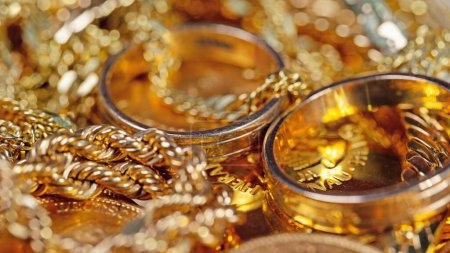 Téléchargez les photos : Bijoux en or, pièces d'or et lingots d'or en gros plan - en image libre de droit