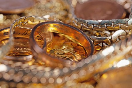 Goldschmuck, Goldmünzen und Goldbarren in Nahaufnahme