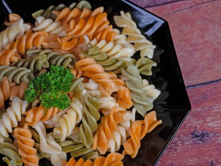 Téléchargez les photos : Pâtes spirales colorées sur une assiette - en image libre de droit