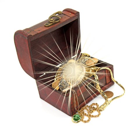 Téléchargez les photos : Coffret trésor avec bijoux et argent en métal précieux - en image libre de droit
