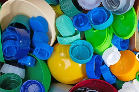 Téléchargez les photos : Divers bouchons à vis et bouchons en plastique pour le recyclage - en image libre de droit