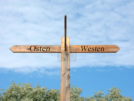 Téléchargez les photos : Signalisation avec l'inscription "osten, westen", traduction "est, ouest" - en image libre de droit