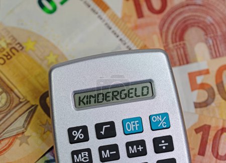 Taschenrechner mit dem Wort "Kindergeld", Übersetzung "Kindergeld" im Display