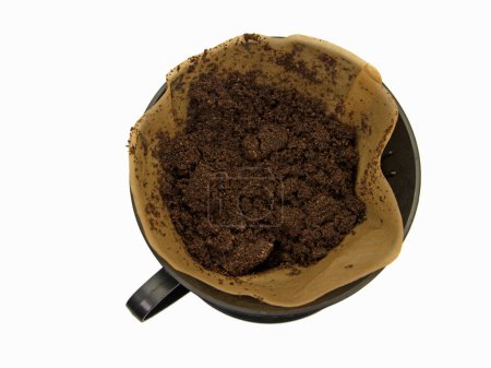 Filterbeutel mit Kaffeesatz vor weißem Hintergrund