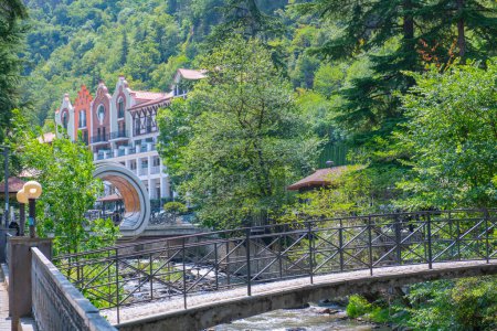 Téléchargez les photos : Le pont de Borjomi se dresse sur une rivière de montagne. Photo de haute qualité - en image libre de droit