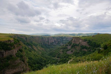 Foto de Hermoso cañón Dashbashi con cascada en Georgia. Foto de alta calidad - Imagen libre de derechos