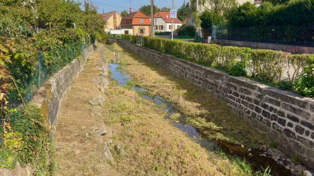 Téléchargez les photos : Soultz-Haut-Rhin, France - 10 octobre 2023 : Diminution des eaux : le cours d'eau Rimbach de Soultz-Haut-Rhin dans l'étreinte de l'Alsace, preuve de l'épreuve de la nature au milieu de la sécheresse automnale - en image libre de droit