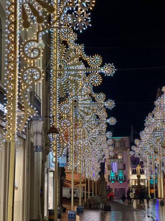 Foto de Mulhouse, Francia - Diciembre 2023: Veladas encantadas: Iluminaciones navideñas Transformando las calles de Alsacia en un cuento de hadas luminoso - Imagen libre de derechos