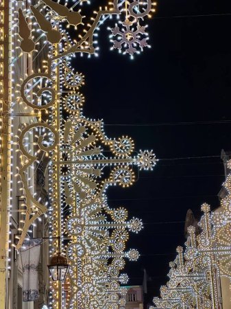 Téléchargez les photos : Mulhouse, France - Décembre 2023 : Soirées enchantées : Illuminations de Noël transformant les rues d'Alsace en un conte de fées lumineux - en image libre de droit