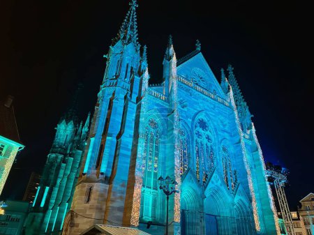 Téléchargez les photos : Mulhouse, France - Décembre 2023 : Splendeur du Temple Saint-tienne : Lumières de Noël décorant un monument historique du centre-ville - en image libre de droit