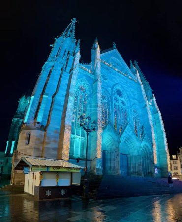 Téléchargez les photos : Mulhouse, France - Décembre 2023 : Splendeur du Temple Saint-Etienne : Lumières de Noël décorant un monument historique du centre-ville - en image libre de droit