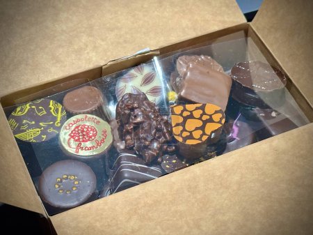 Téléchargez les photos : Assortiment gourmand au chocolat en boîte : bonbons artisanaux artisanaux avec des dessins et des saveurs uniques - en image libre de droit
