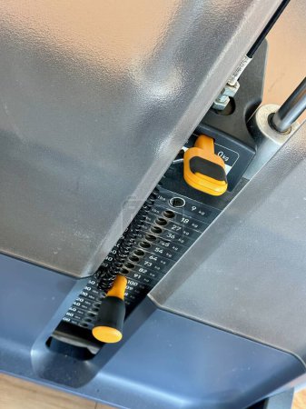 Detaillierte Ansicht des Gewichtsstapels an Fitnessgeräten mit verstellbarem Stift für Krafttraining