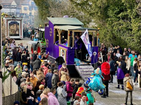 Téléchargez les photos : Buhl, France - 25 février 2024 : Défilé de carnaval animé avec costumes et chars colorés, célébrant la tradition et l'esprit communautaire - en image libre de droit