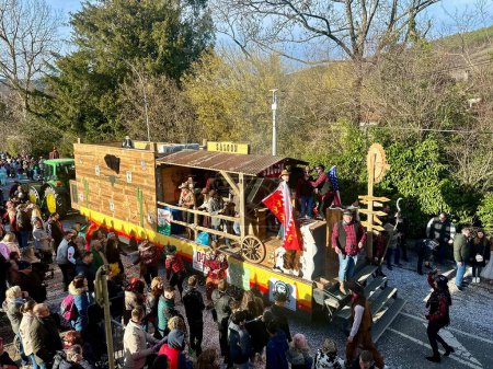 Téléchargez les photos : Buhl, France - 25 février 2024 : Défilé de carnaval animé avec costumes et chars colorés, célébrant la tradition et l'esprit communautaire - en image libre de droit