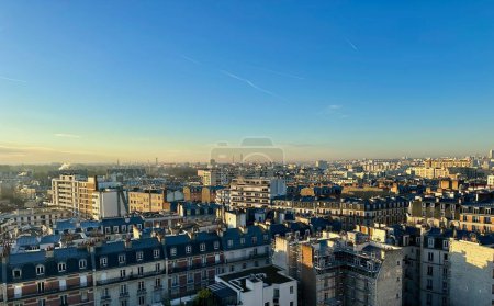 Faszinierender Pariser Sonnenaufgang, der die Skyline des 12. Arrondissements erleuchtet