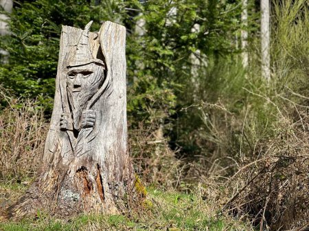 Künstlerische Holzschnitzerei entsteht auf dem Wanderweg zwischen Glashutte und Ebeneck bei Guebwiller