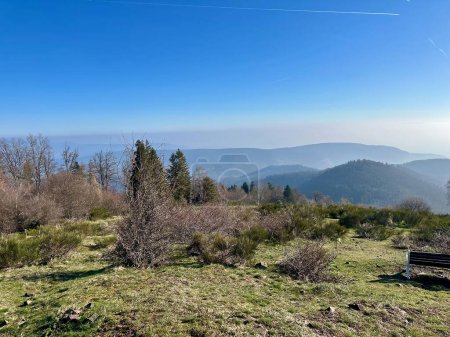 Téléchargez les photos : Panorama de montagne des Vosges tranquilles depuis le sommet d'Ebeneck, Haut-Rhin, Alsace, France - en image libre de droit
