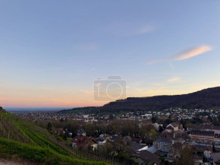 Crepúsculo desciende en Guebwiller con vistas a la llanura de Alsacia en Haut-Rhin, Francia