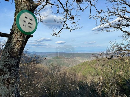 Impresionante vista desde Rocher Waldeck con vistas a Buhl, Alsacia, a lo largo del sendero de un excursionista