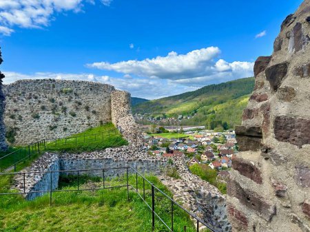Ruinas históricas del castillo de Hugstein Con vistas al verde valle florival en Buhl, Alsacia, Francia