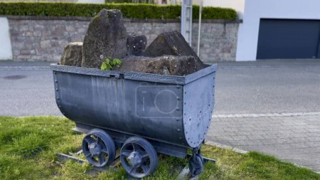 Exhibición histórica del carro de la cantera de piedra arenisca rosa en Buhl Village, Alsacia, Francia