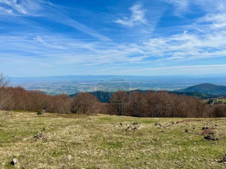 Téléchargez les photos : Vue panoramique depuis le Grand Ballon, Sommet des Vosges au Haut-Rhin, Alsace, France, par un jour d'avril clair - en image libre de droit